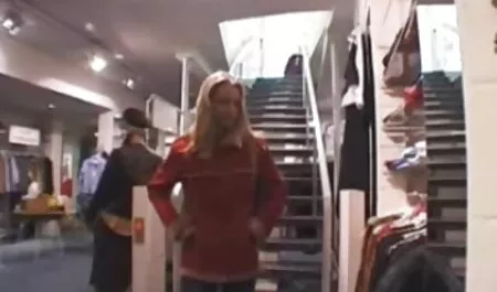 Um jovem peitudas casal convida um cara do lado e organiza um grupo de foda com ele