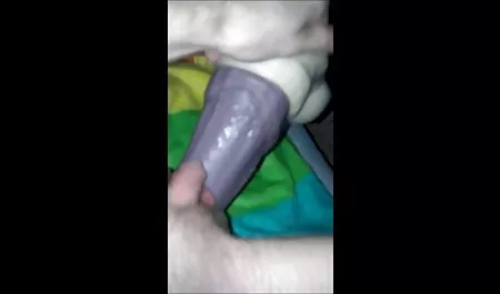 Peituda jovem loira fazendo amor gostoso com dificuldade colocar sua buceta em um grande falo de seu parceiro