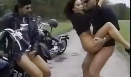 Ela não deixa sua amiga terminar de ler o livro e gentilmente se despir para ele as sugestões estão fazendo fudendo a morena amor apaixonado e quente agora