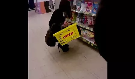 Mãe ruiva com Peitos grandes descobriu que sua filha não sabe como chupar o pau e ela mostra primo comendo a prima gostosa como fazê-lo, e ela também é linda quando apenas foder o cara com o buraco apertado desejá-la no topo