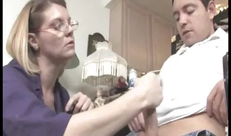 Enquanto a mãe envia seu marido, o selfie, criança intimidade, filho adotivo a seguiu e se masturba nhmm preto dele até que ela o queimou e o pegou primeiro Lambendo hordas de Peludo dela e depois sexo quente chupando buceta da gostosa com ele
