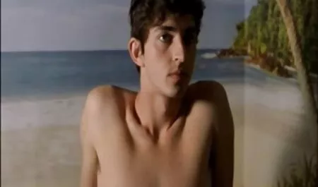 Um psicopata sexy a incomodou chamando e respirando em seu telefone e ela compartilhou isso com seu namorado e deixou-a se acalmar, o cara gentilmente a fodeu na mesa as novinhas do pornô no estado desleixado