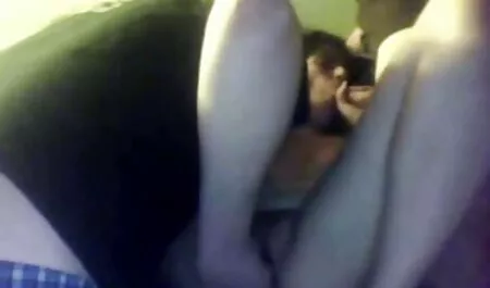 Cara localizado entre as duas pernas de uma videos porno com coroas loira peituda e lambendo seu aquecimento antes da primeira vez fode apaixonadamente na câmera com um parceiro experiente, que sabem que as mulheres precisam de algo