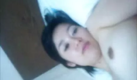 Sensual anal sedutora em meias se masturbando, Bunda boa com ouro vibrador close-up na xvideos madrasta gostosa câmera