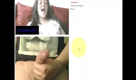 Uma jovem modelo pornô habilmente insere um vibrador em sua mulher gostosa dando buceta e bunda