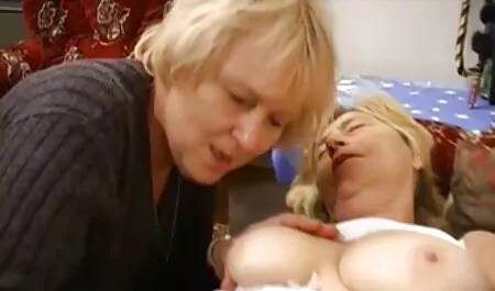 Irritado boneca áspero trepando com a sogra repuxa fora uma bem bichano com uma vibração massagem máquina