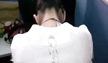 Mais gata xnxx velhos loira faz-tudo se masturbando e chupando o pau de seu filho para porra