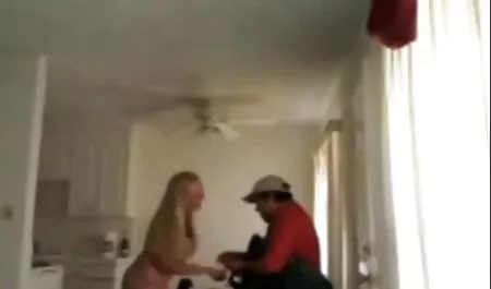 Uma mulher Bunda com gostosa fazendo garganta profunda Peitos grandes, apenas seu vestido vermelho no banheiro