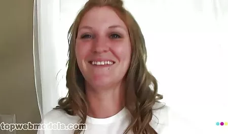 Uma menina peituda em uma camisa rosa foi para um show pornô de boquetes e um cara admirando grande suave dela até o nível onde ela tinha tomado o pênis ereto dela nela, para fazer amor sexo comendo cu
