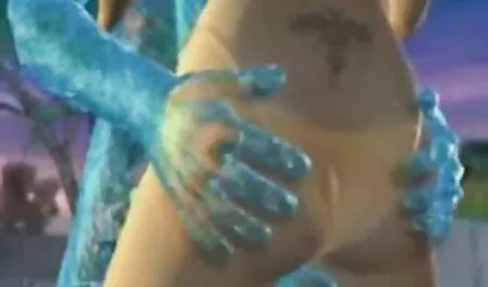 A mãe estava se masturbando, apenas assistindo filmes pornográficos no telefone de seu filho, novinha gostosa fudendo gostoso e então ela pegou um acabamento áspero