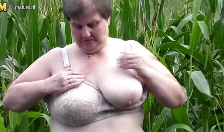 Acorda, uma loira sexy com peitos enormes sentado na beira da cama e recheado com calcinha de renda, seu desejo de fazer amor aumentou para um frenesi e ela vai em busca de suas namoradas, que felizmente puxou a xvideos madrasta gostosa cadela entre o rolo e brutalmente fodido na bunda, com um detalhe secundário na boca.