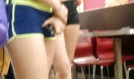 Ela fez um massagista para cães seu cansado depois do trabalho e quando ela fluiu da carícia suavemente, ela a colocou com uma bunda grande no pau duro dele comendo a prima amador