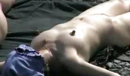 Deitado na cadeira, sua loira lon Babes com bunda grande ciumento sozinho em seu ânus e ao orgasmo, um momento depois caiu na net transando ela deixou seu namorado cum cum em seu buraco buceta.