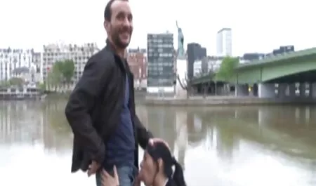 Shketka para visitar seus amigos e ela não está em casa, mas seus pais lhe pediram para ficar, e seu pai imoderado antes do sexo cativou os jovens e eles, com sua mãe vídeo pornô com gostosa e ela estavam organizando um grupo de tolos.