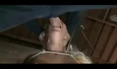 Um amigo não usar roupas íntimas, ela sabe perfeitamente fudendo na academia que a paixão segunda-feira já sente falta dela e vai ficar sob sua saia para acariciar a buceta cheia dela com a língua