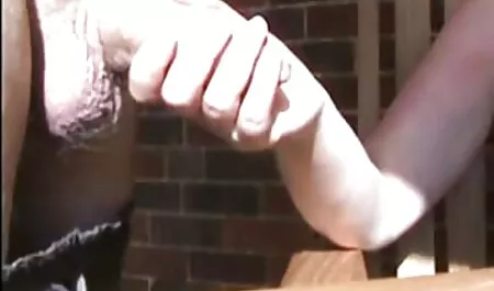 Loira natural fica todos os buracos fudendo a cunhada na cozinha fodido rígido com paus longos e porra dentro de caixas inteiras de porra