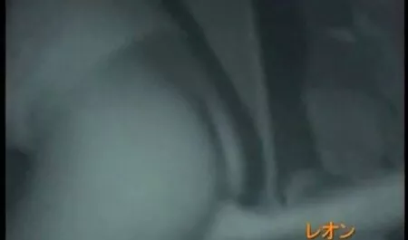 Jovem casal romântico belo retiro novinha dando a xoxota na praia para fazer amor nas ondas das ondas, quente pelo sol de verão