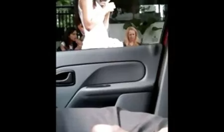 Um Negro com um pau enorme espirrando um cara jovem novinha metendo de quatro em uma pose de cachorrinho