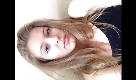 Menina quente com bunda grande e peitos enormes se masturba seu vídeos pornô de coroas clitóris com vibrador, buceta de perto