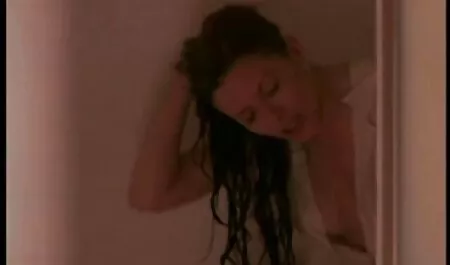 Jovem lésbicas sobrinho comendo tia gostosa preencher cuzinho com ela creme e obter anal êxtase