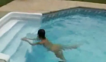 Uma jovem loira fluindo sexo coroas velhas sexo montando um pau grande