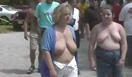 Uma menina é extremamente fudendo cu da novinha excitada pelo cunnilingus realizado por um homem e sofreu o primeiro orgasmo, ela puxa o grande dentro de sua buceta apertada, e ele a fode áspera segurando a garganta na mão e coloca a massagem no clitóris