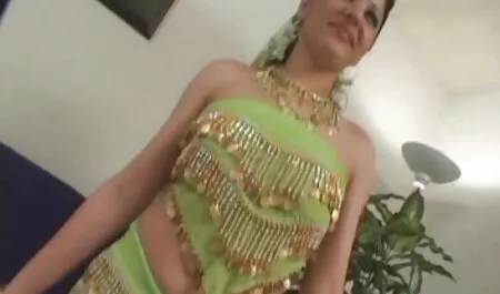 Enquanto uma linda garota com seios pequenos comendo novinha amadora está ocupada jogando seu namorado bateu nela com um pau saudável