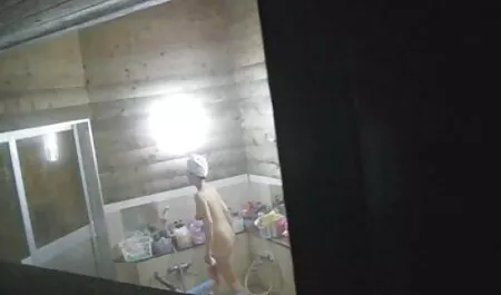 Amarre a namorada brincalhona de sua irmã para remover fotos de seu sexo amador com a prima telefone, fodendo sua buceta peluda coberta no quintal na cadeira de salão