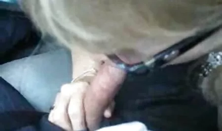 Uma menina, jovem prostituta dobra outro corretor de imóveis, enquanto seu pai está ocupado bruna fudendo falando ao telefone com parceiros de negócios