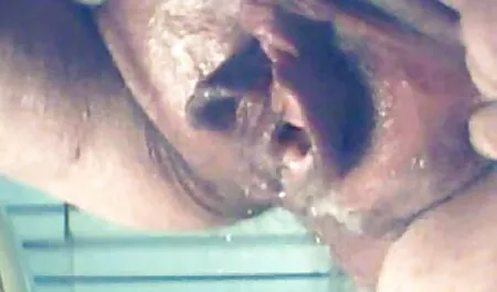 Latina peituda tira a calcinha molhada dedilhado com um vibrador anal filme pornô de mulher preta acariciando o clitóris com um dedo, buceta, orgasmo, Close-up