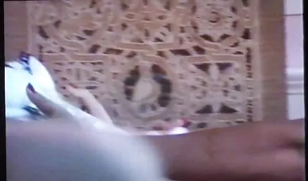 O chefe junta os braços e as pernas da secretária peituda e fode sexo gostoso no motel a cadela gemendo na bunda em um estilo bdsm fetiche