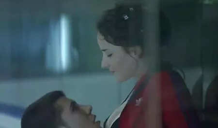 As pessoas pegam a mãe do amigo para uma punheta no banheiro e agradam a insaciável milf com uma jovem Creampie de pau gata xnxx