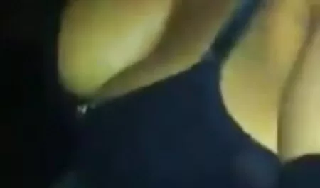 Maduro vídeo de pornô mulher peituda mãe experiências bunda grande cavalgando em um pé Pau
