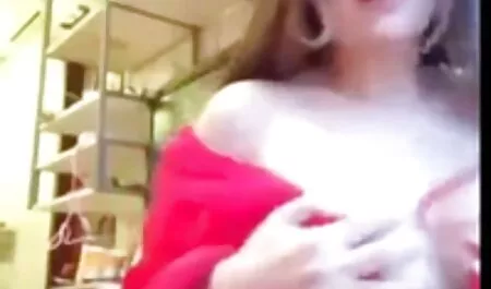 Uma porno perfeito jovem não permite que uma mulher madura descanse e requer sexo lésbico