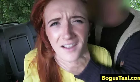 Latinas quentes comendo a ruiva gostosa espirrando em uma pequena piscina até que os proprietários de automóveis baixar e foder tanto