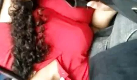 Uma garota com seios naturais porn ruivas a torna confortável acariciando sua vagina e um homem entrou, Lambendo a buceta, ligeiramente peluda dela depois de Cooney, ela mesma colocou o pênis em uma buceta desleixada