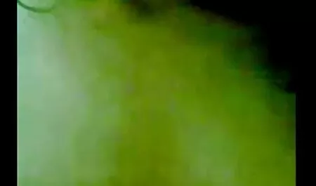 Cadela caiu na frente do cara quando ele acabou de entrar na casa e apenas quando ele sobe na mesa para trocar uma lâmpada, ela caiu no sexso gostoso escuro dele e começar a chupar, em seguida, foi para ela, apenas massagem Amassar par de mama elástica dela, apenas fazer um Cooney e bater nela