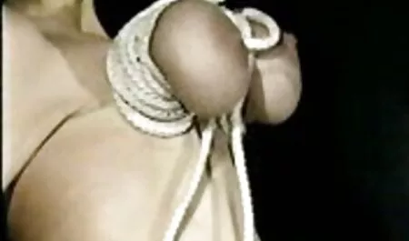 Mulher russa desce do quarto até o segundo andar e quando o homem a viu, ele imediatamente começou a beijar casal mama firme dela, e colocou a mão em sua buceta, mas a cadela quer foder na Bunda, eo homem não conseguiu resistir a essa tentação. coroas xnxx