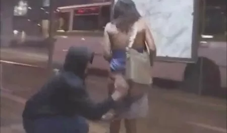 Morena se sentiu cansada com a norma em tudo e quer mudar completamente sua vida, e talvez valha a pena começar com o sexo com seu namorado com sexo agora ela só terá Sexo anal e duro das costas e o cara deve começar, especialmente porque ela não a fodeu por um longo tempo, ou sexo gostoso na rua melhor, depois de não mais, mas depois de
