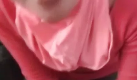 Brasileiro milf com bunda grande e peitos, peitos grandes agradar comendo a velha gostosa seu jovem amante, através de provocações pau e seu clitóris