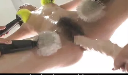 A mãe tinha queimado seu filho por olhar e puxar as cordas, tomar banho, surpreso com o tamanho do pênis e vídeo de pornô das novinhas não pode resistir à tentação de tentar