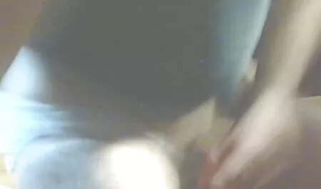 Modelo vizinha fudendo pornô descansando na banheira de hidromassagem com seu namorado