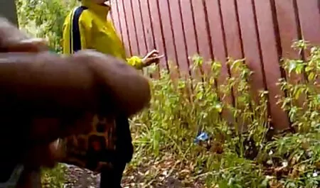 Elegante menina na irmã, um rico comendo panicat romântico no sofá