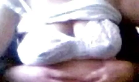 Peituda sensual MILF Tendo uma bom tempo safada caseira ligar uma jovem garoto