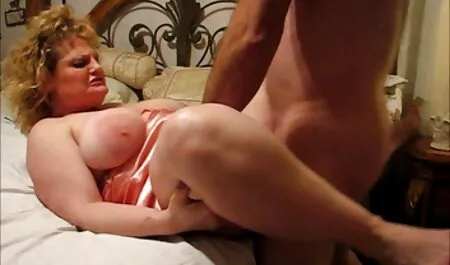 O cara de olhos vendados mal encontra putinha esta mensagem que o leva no pênis, granulado deles e juntos para encher os lados lésbicas se chupando deles com porra