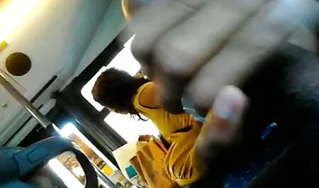 Os seios do artista, acariciando o pé do amigo de seu filho quando ela o deixou ver as fotos finais dela e o menino madrasta fudendo respondeu ao toque dela, enchendo-a e acariciando seu leite, gostoso doce, e depois dela, sugando-a profundamente e completamente, fodendo uma mulher bonita