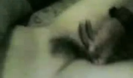 Irmão, ela viu como o animal de vídeo pornô negras estimação de sua irmã com peitos hardcore sacudindo seu pau dele enquanto ela está sentada na frente do laptop e ela explica a ela que ela dirige as aulas on-line e ela pode ajudá-lo nisso como parceiro e ela chupa seu pau e subir e embrulhar sua buceta