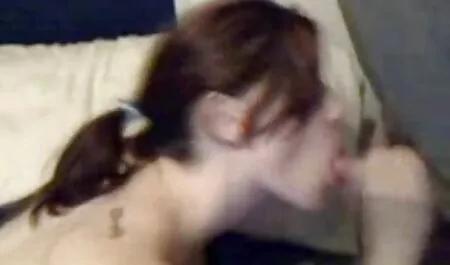Uma mulher gorda, gorda com Peitos grandes quer jogar e vídeo de pornô mulher abordou um cara arrebatou-o de jogos de vídeo, sentado em um grande