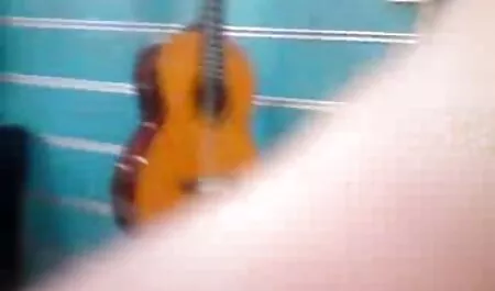 Safado Signorita se masturba um cara no lubrificante novinha fazendo pornô especial na webcam