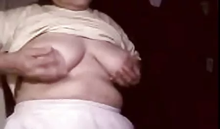 Mulher tatuagem com uma bunda grande e um piercing na língua e irmã mais velha, como uma pornô só com novinha criatura do submundo